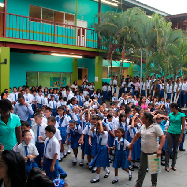 Estudiantes del Colegio Alfred B. Nobel