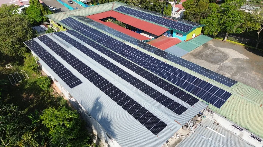 Vista aérea de los paneles fotovoltaicos en los techos