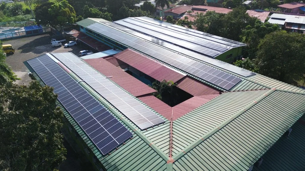 Vista aérea de los paneles solares sobre el campus del Colegio Bilingüe Alfred B. Nobel